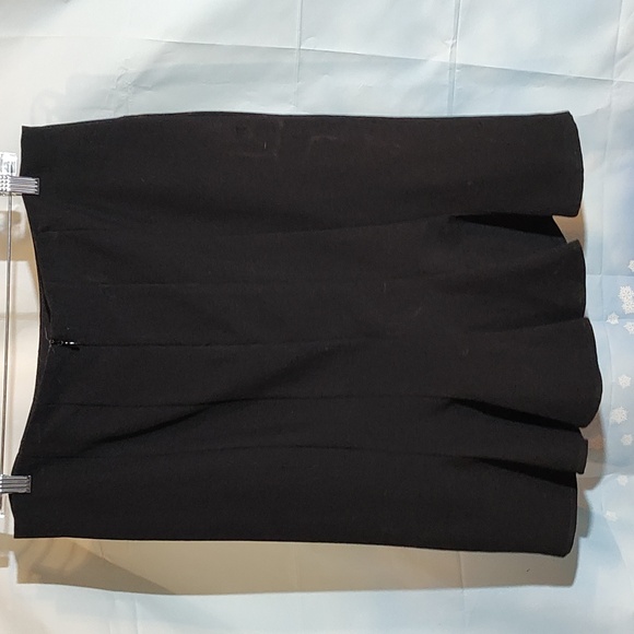 B Wear black skirt size 13 - Picture 2 of 3